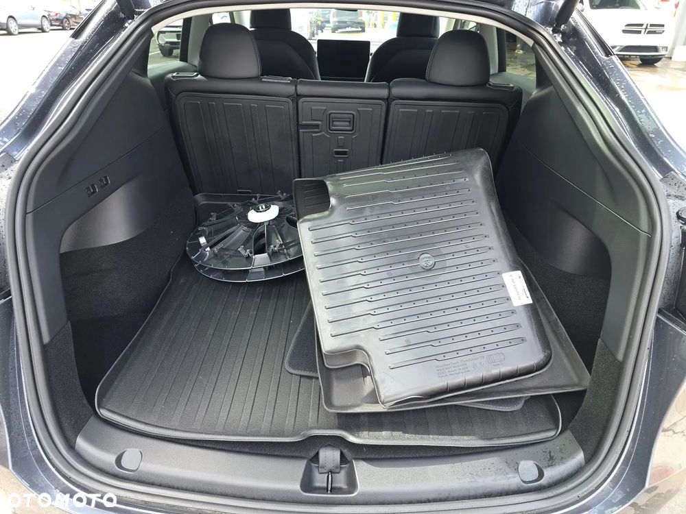Tesla Y 83.1kWh Long Range AWD - 14