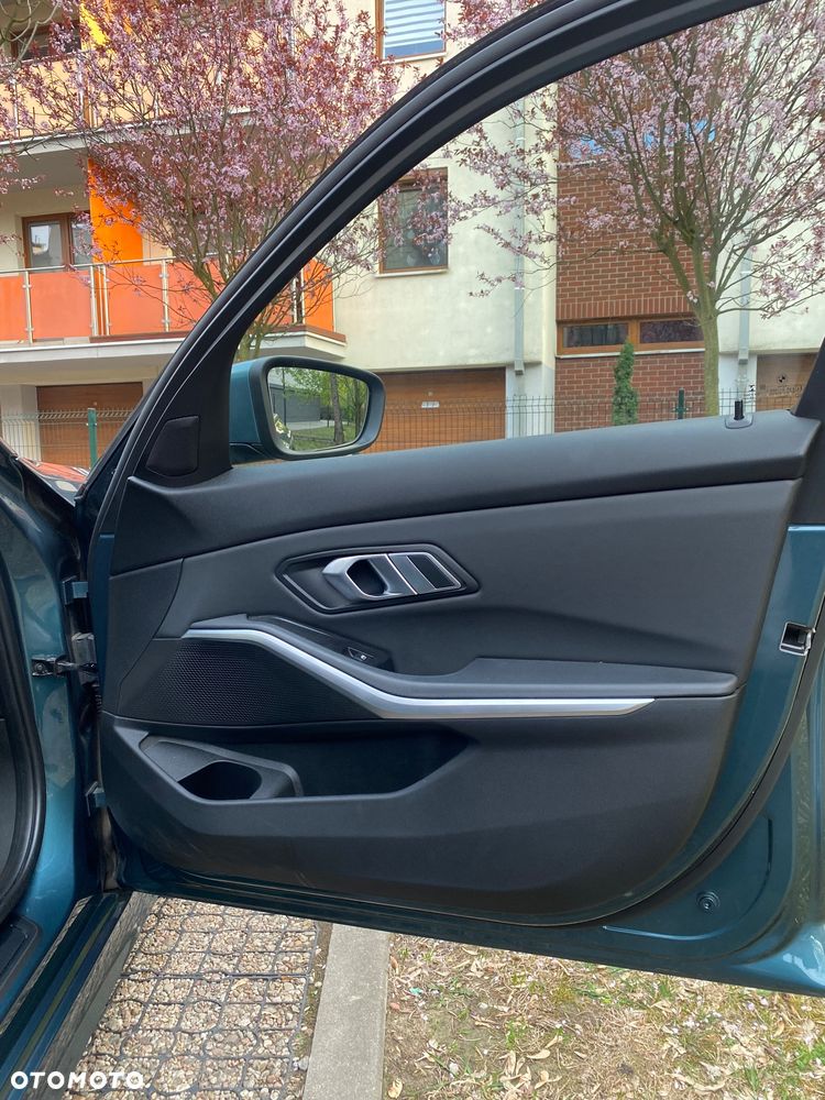 BMW Seria 3 318d Edition M Sport Shadow - 11