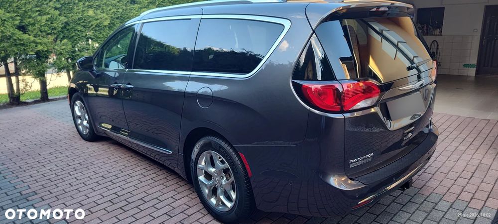 Chrysler Pacifica - 4