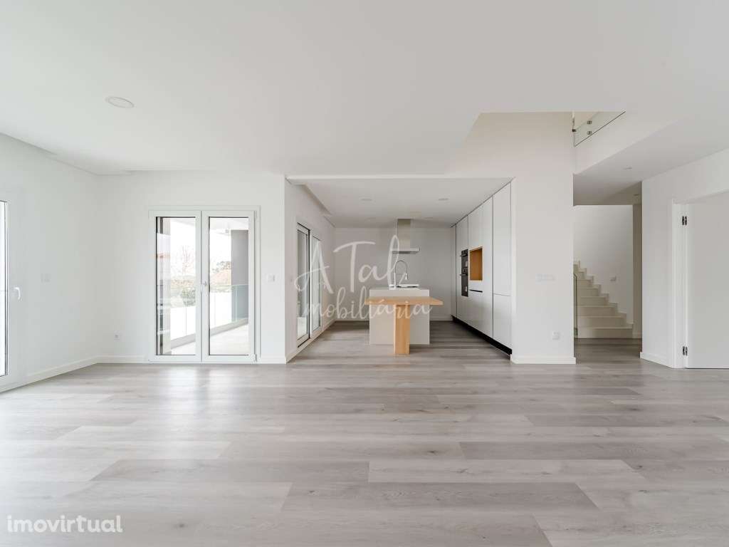 Moradia Geminada T4 Nova com Piscina - Moderna, Confortável e Bem L... - Grande imagem: 4/44