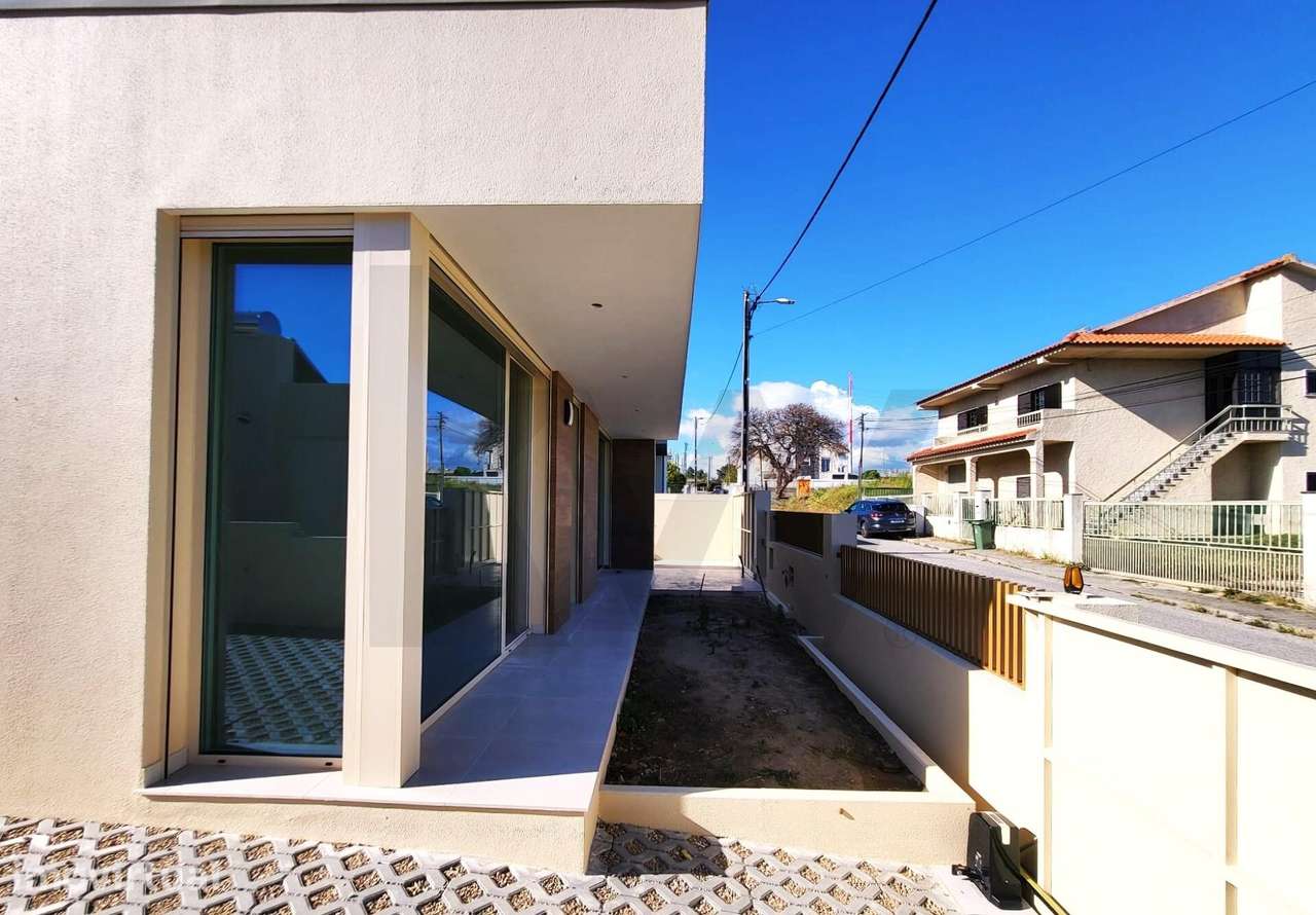 Moradia T3 de Luxo em Corroios: Onde a Tecnologia encontra a Sustentab - Grande imagem: 4/44