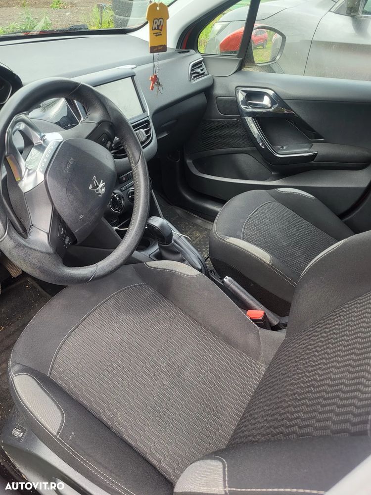 Peugeot 208 - 8