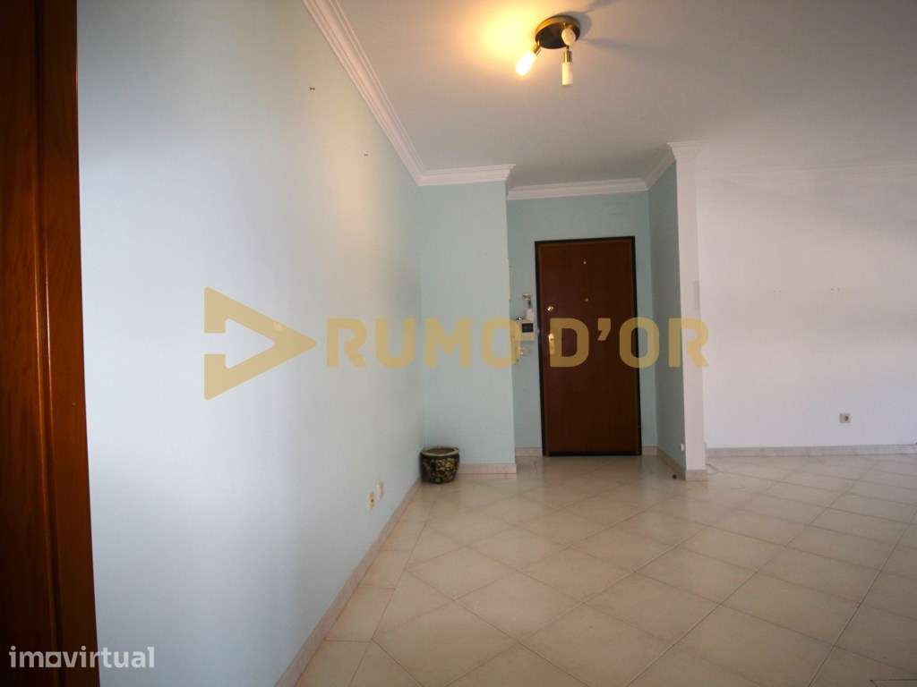 Apartamento T1 com parqueamento - Grande imagem: 2/13
