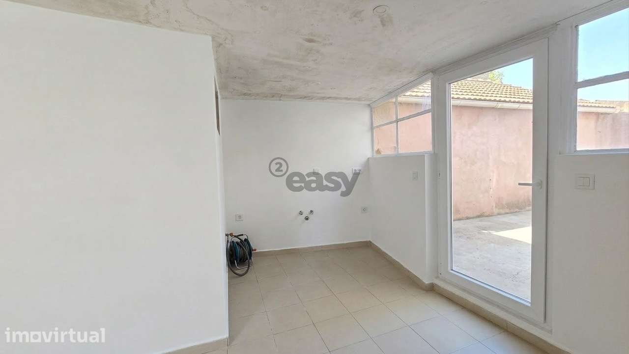 Moradia T1 com pátio para remodelação - Grande imagem: 3/15