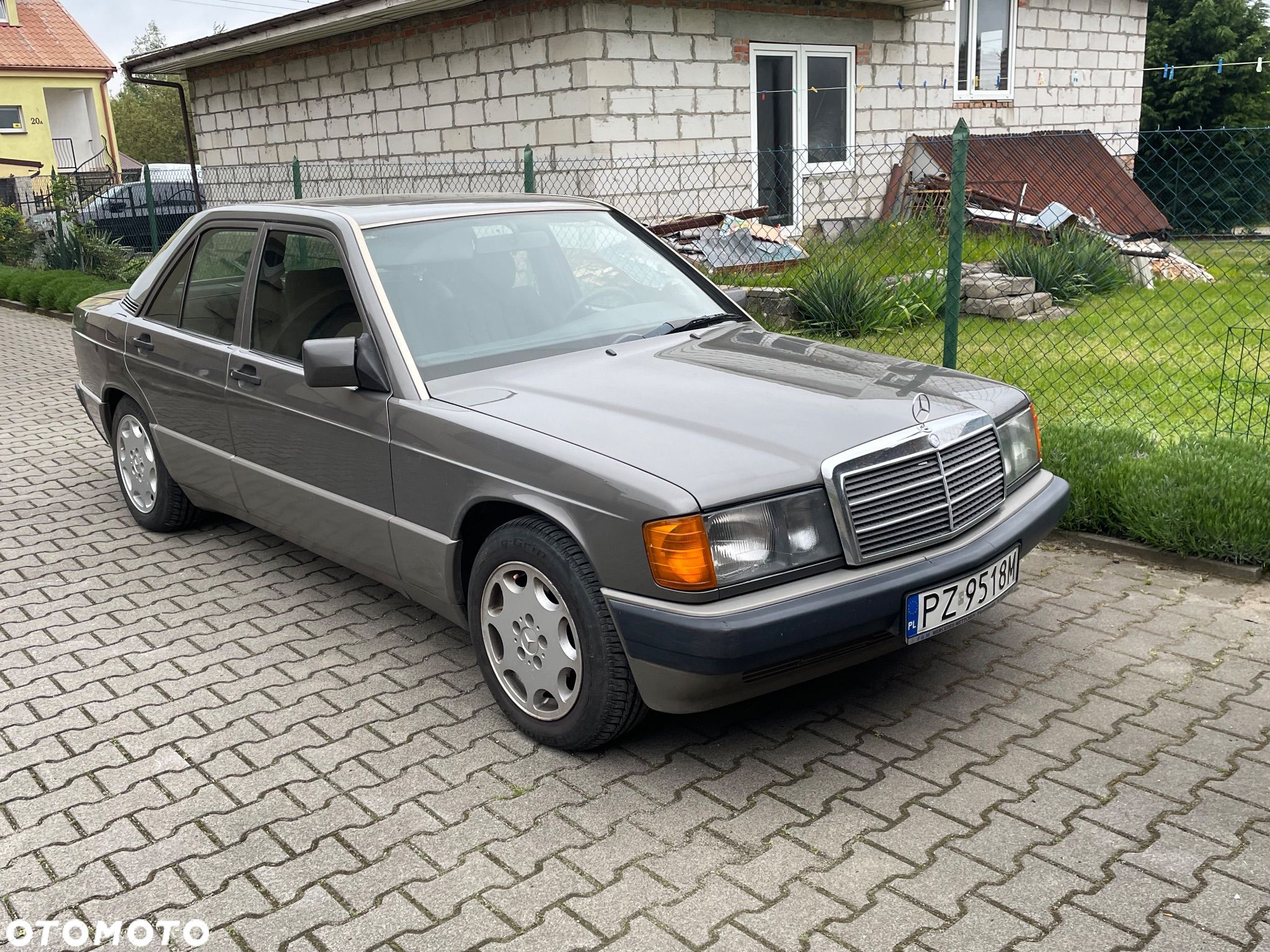 Mercedes-Benz W201 (190) - 1