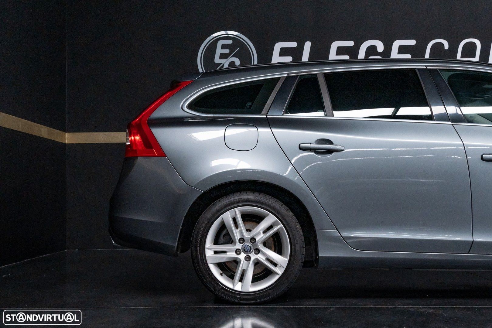 Volvo V60 2.4 D6 Momentum AWD Phev - 6