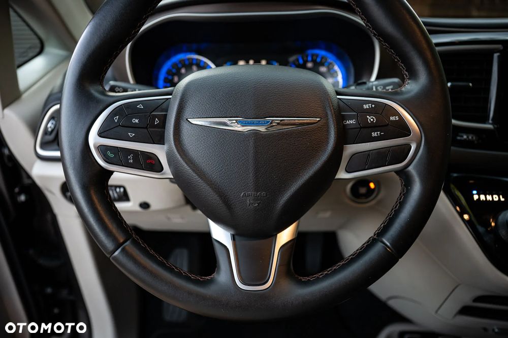 Chrysler Pacifica - 16