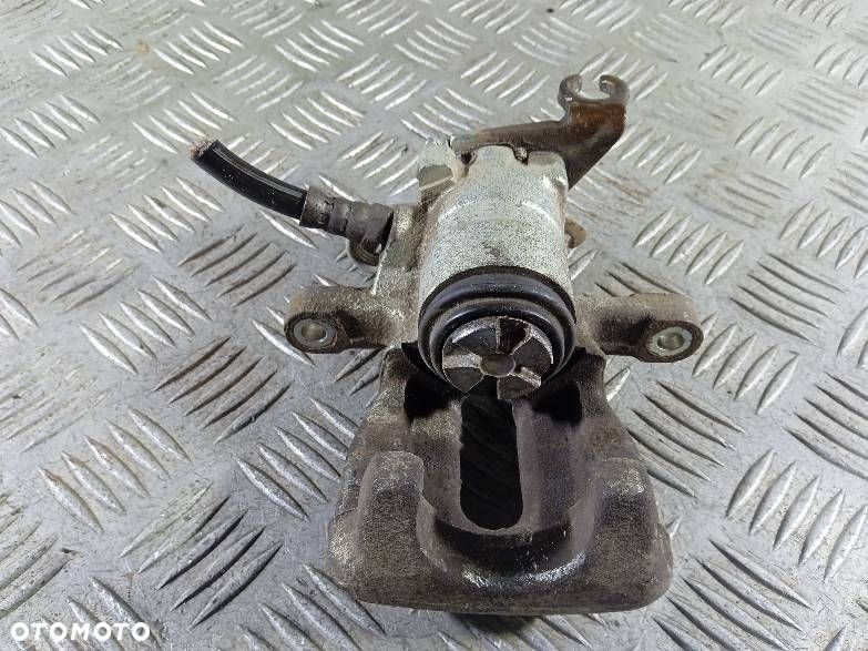 ZACISK PRAWY TYLNY MITSUBISHI COLT 6 - 2