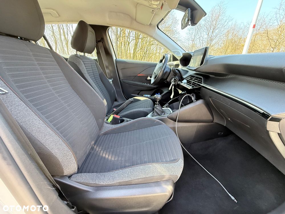 Peugeot 208 - 10