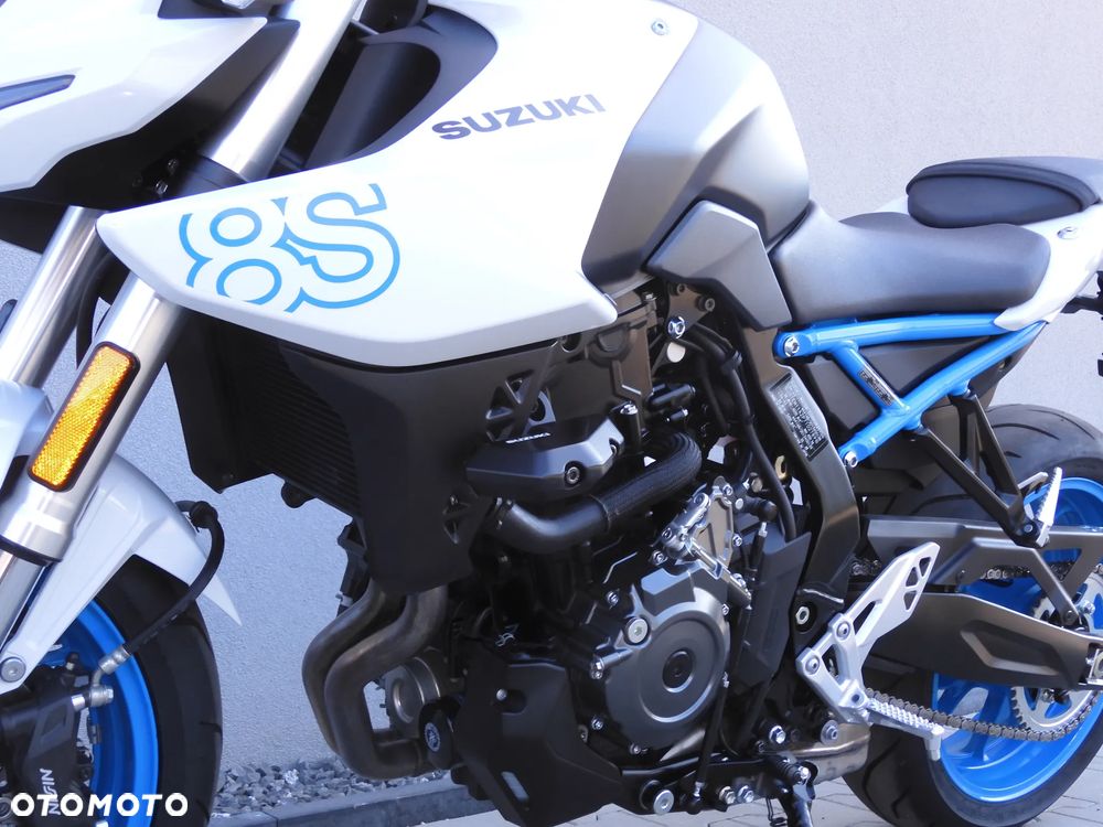 Suzuki GSX - 27