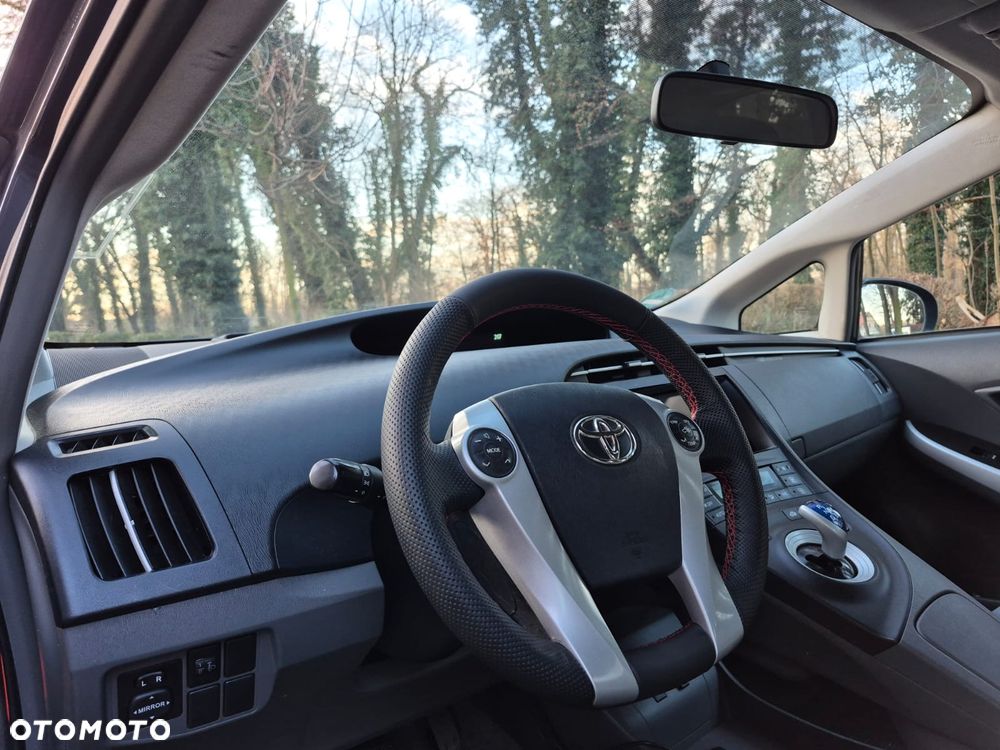 Toyota Prius (Hybrid) Executive - 14