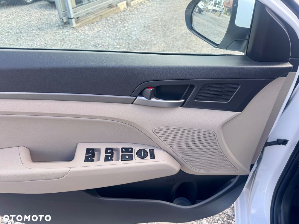 Hyundai Elantra 1.6 Style - 21