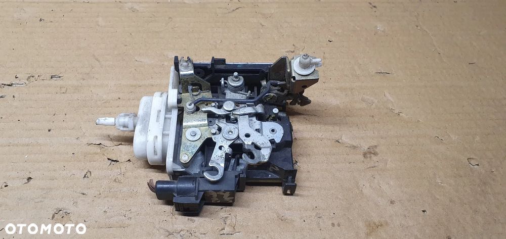 Zamek prawy przód Audi A4 B5 8D1837016F - 3