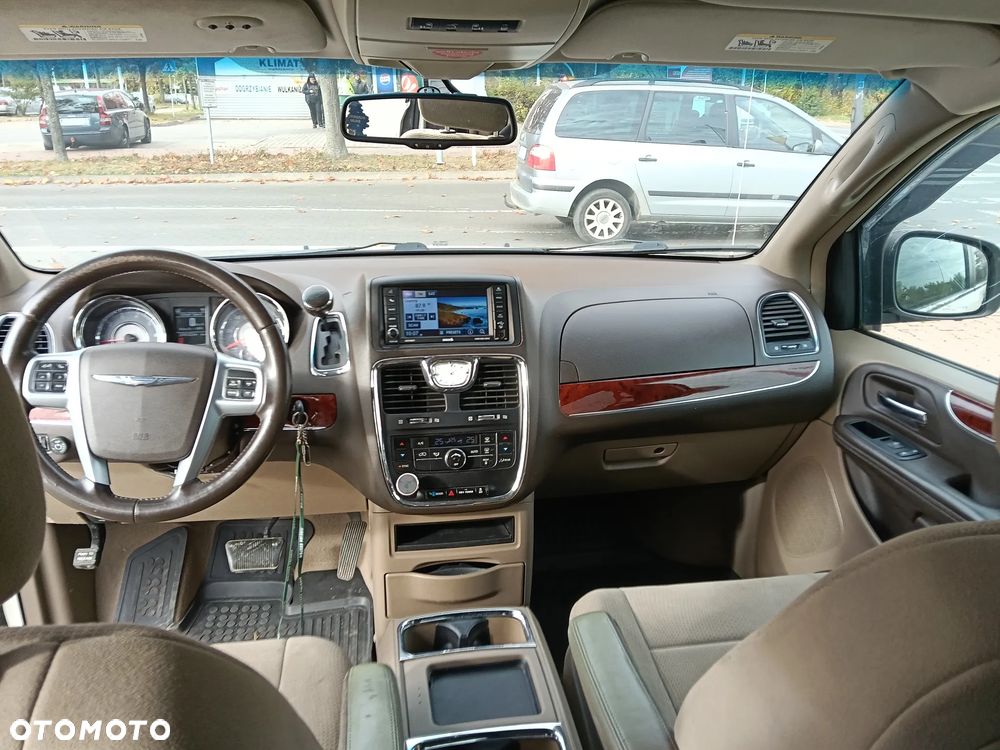 Chrysler Town & Country - 12