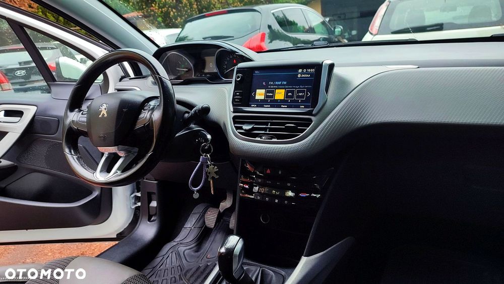 Peugeot 2008 1.2 Pure Tech Style S&S - 25