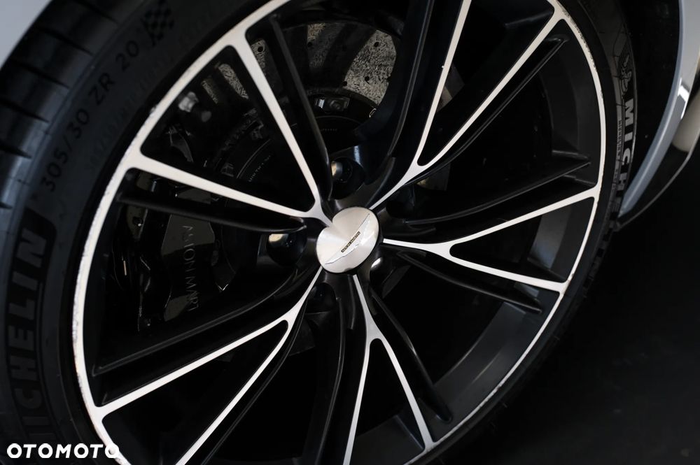 Aston Martin Vanquish - 8