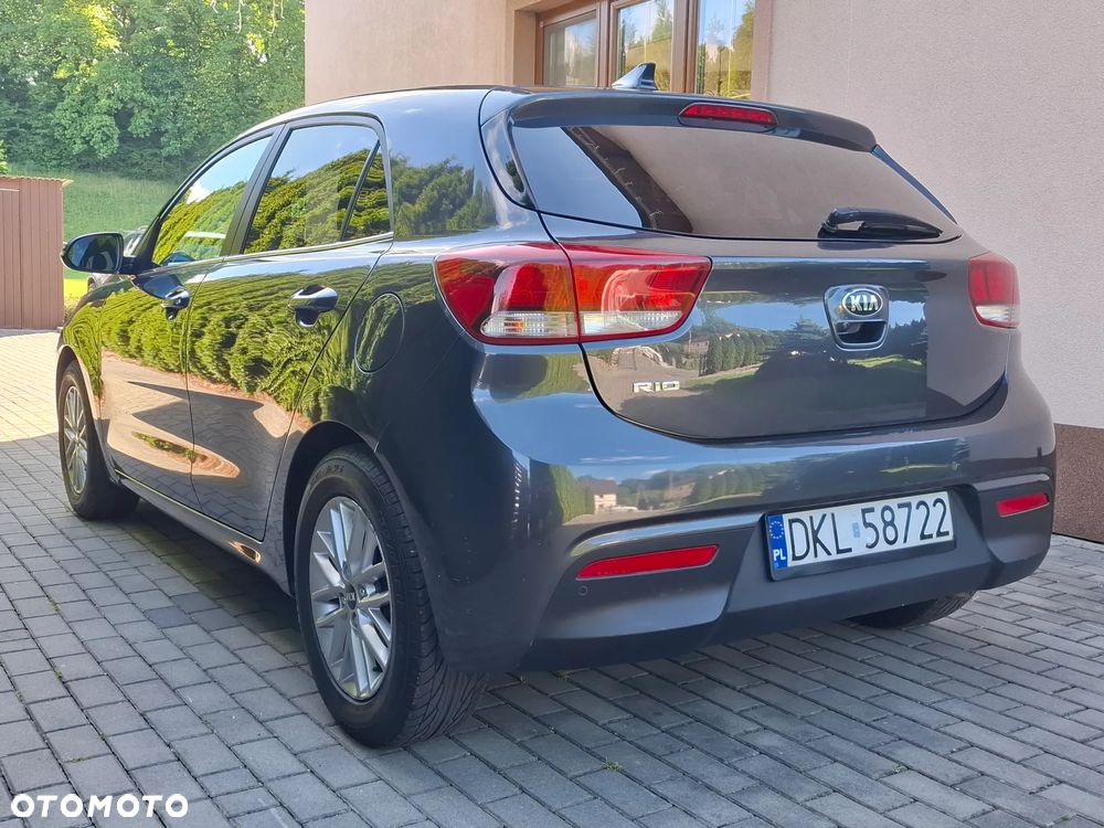 Kia Rio 1.2 L - 6