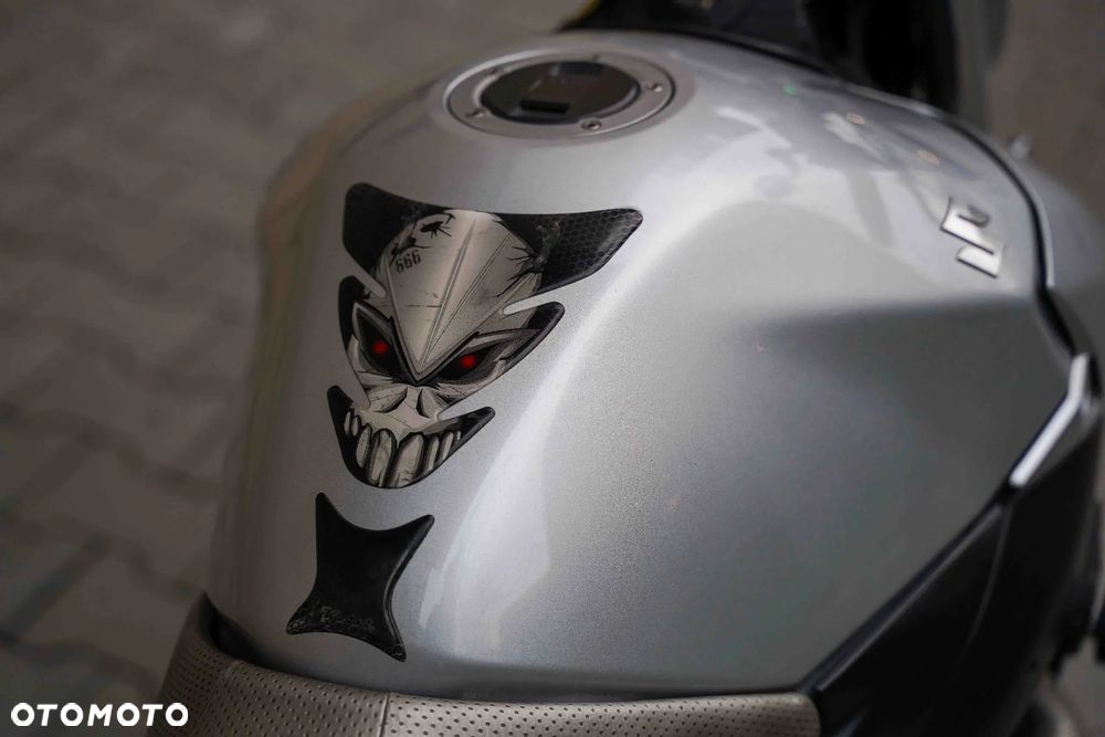 Suzuki GSR - 11