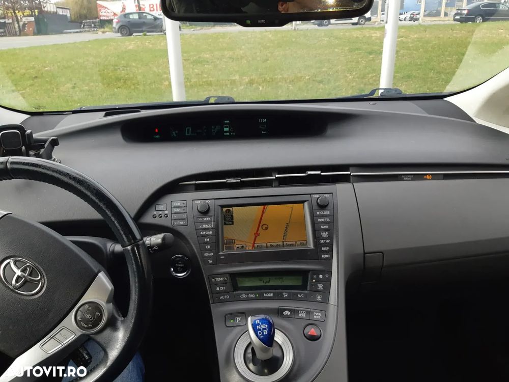 Toyota Prius (Hybrid) - 8