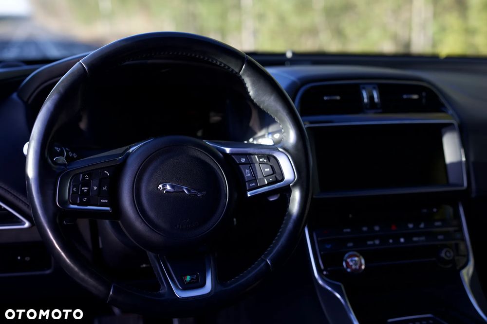 Jaguar XE 2.0 D R-Sport - 16