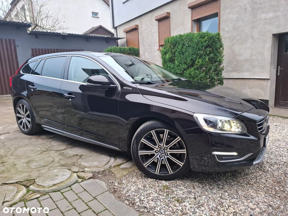 Volvo V60 D6 AWD Plug-in Hybrid R-Design Summum - 3