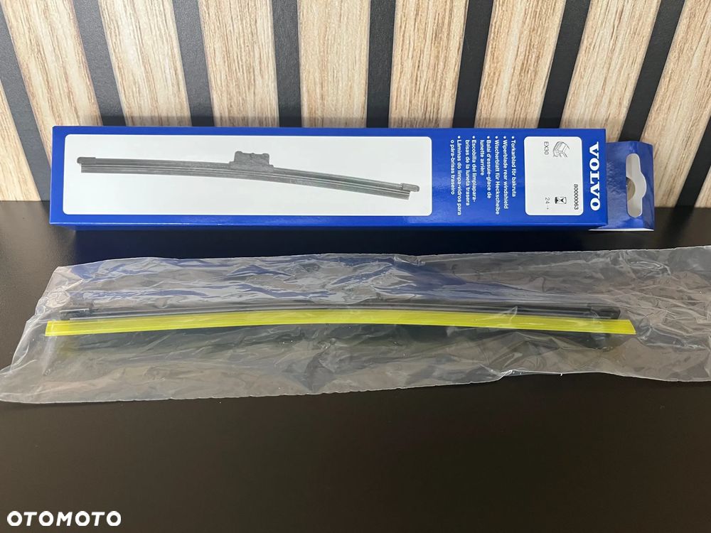 PIÓRO WYCIERACZKI TYŁ VOLVO EX30 - 1