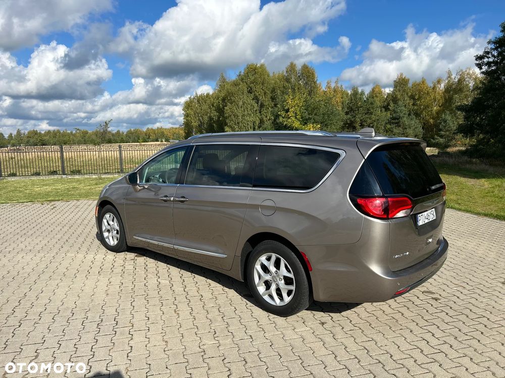 Chrysler Pacifica - 17