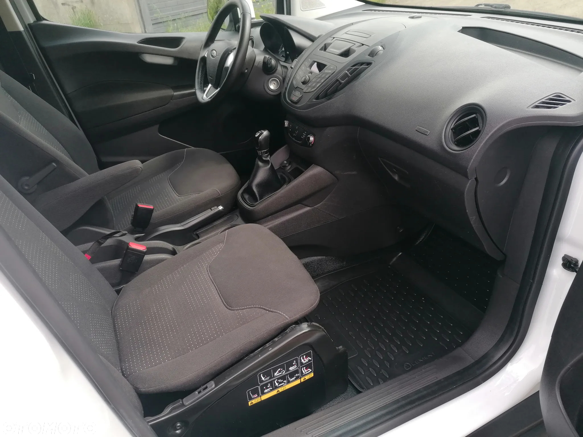Ford Transit Courier - 13