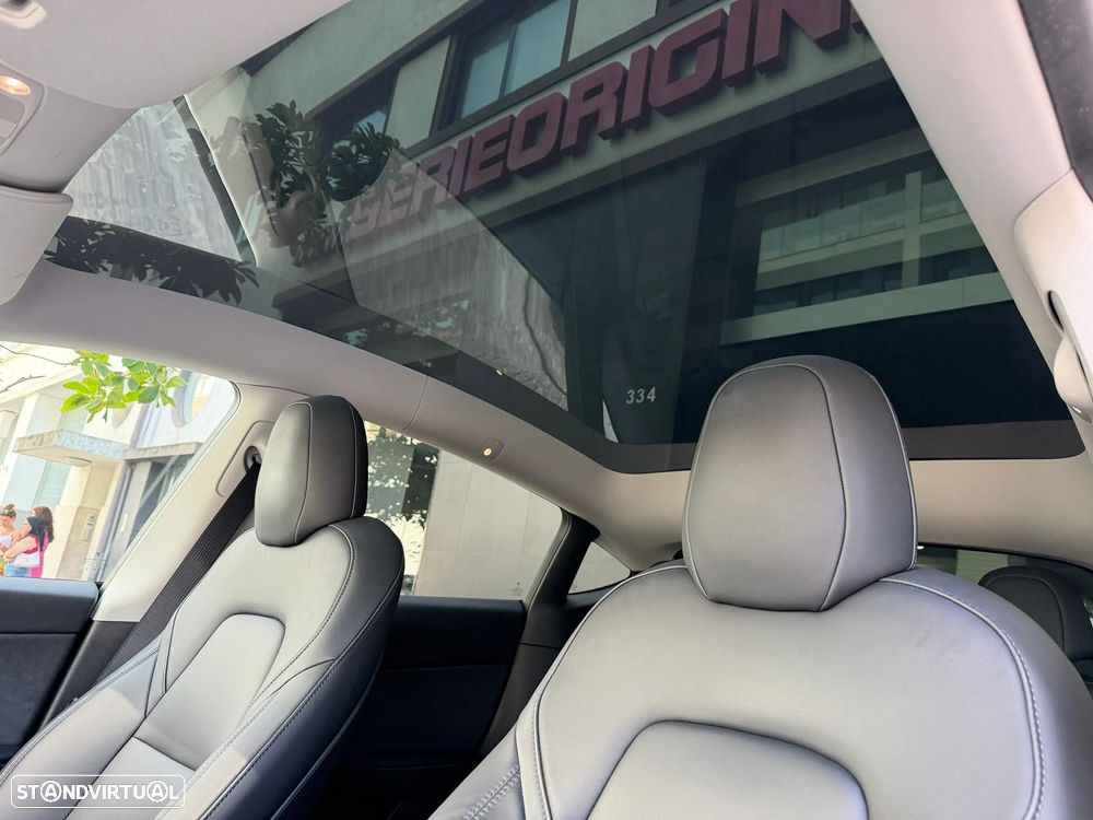 Tesla Model Y Long Range Dual Motor AWD - 12