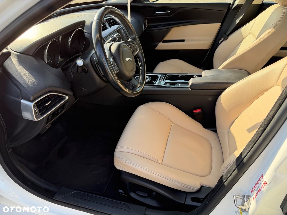 Jaguar XE 2.0 T Prestige - 8