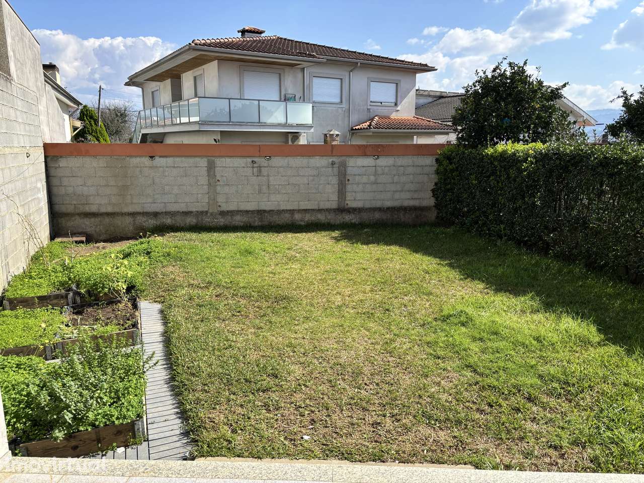 Moradia geminada T3, 3 pisos, c/ garagem p/ 2 carros + lugar exterior - Grande imagem: 3/26