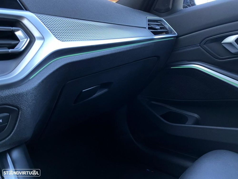 BMW 320 d Pack Desportivo M Auto - 26