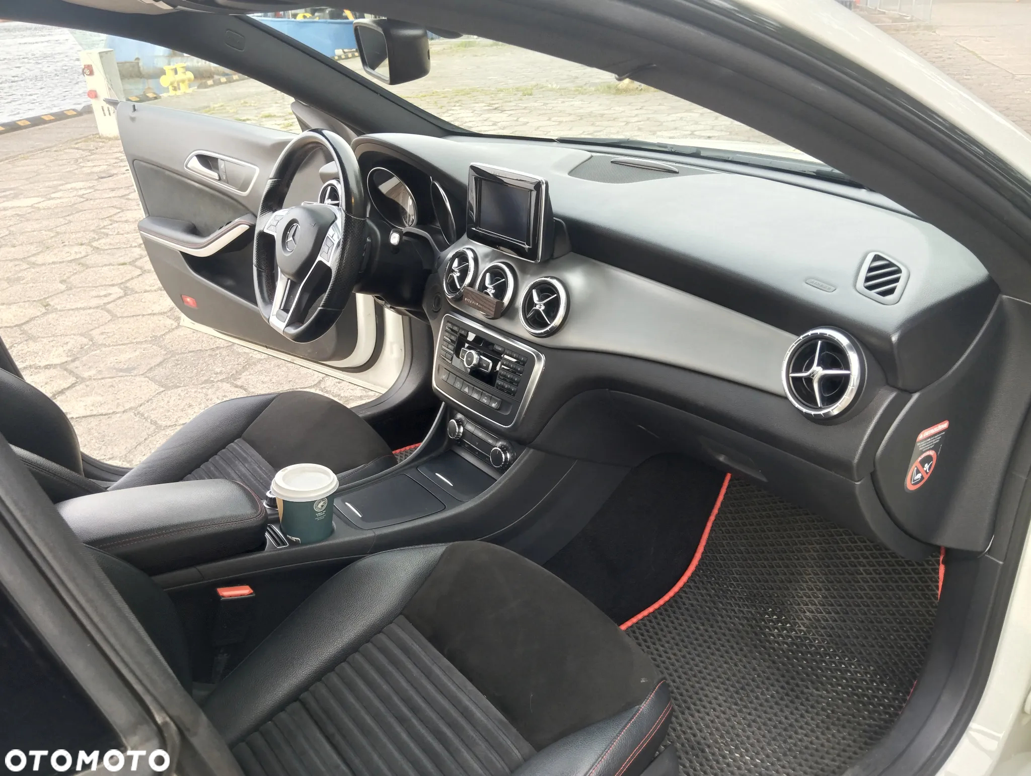 Mercedes-Benz CLA - 12