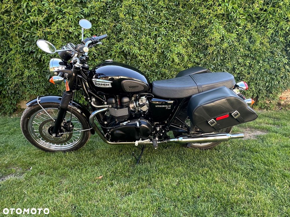 Triumph Bonneville - 1