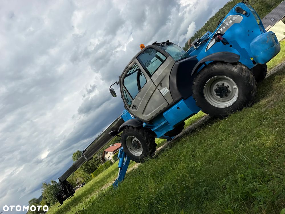 Manitou MT1440. Ładowarka Teleskopowa 14 metrów wysuw! UDŹWIG 4 TONY! Przebieg 2500 mtg. Maszyna jak Nowa z SALONU. 2017 rok. z Norwegii z Gospodarstwa rolnego! Silnik PERKINS Turbo 110 km. Aktualne Serwisy w Dekra. Nowy Model sterowane wszystko z 1 dżojstika. Ani deka luzów czy wycieku. OKAZJA! Jazda REWERS + 4 biegi. Skręt 3 tryby. Wyjście Hydrauliczne na maszcie, Poziomowanie ośi stabilizatory! Wyjścia Hydrauliczne na maszt! Okazja Ani deka luzów i wycieków. Wersja Norweska. Wielka Okazja  Opony jak Nowe! - 34