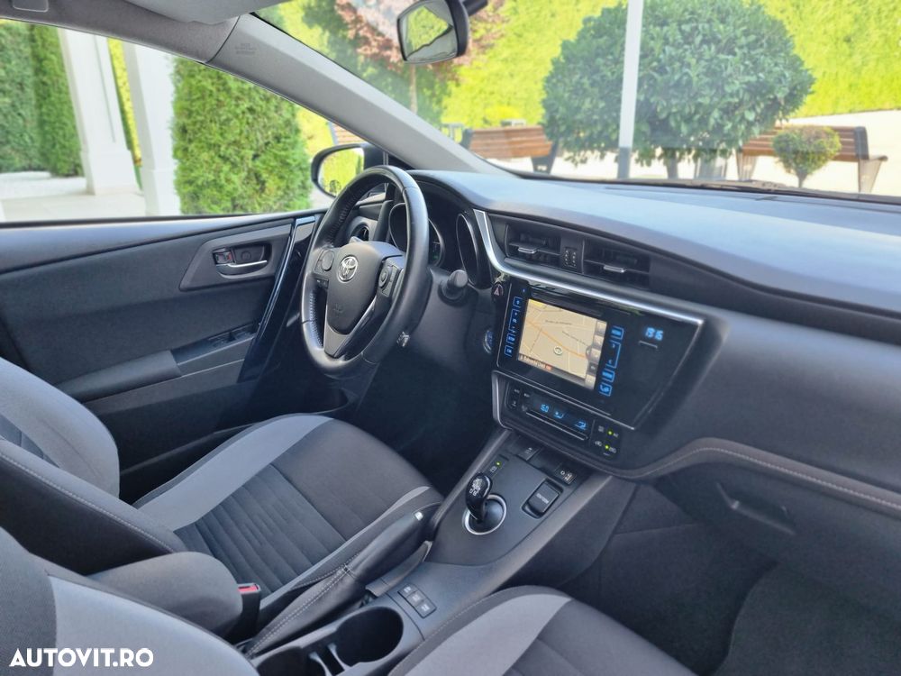 Toyota Auris 1.8 L VVT-i Sol + - 7