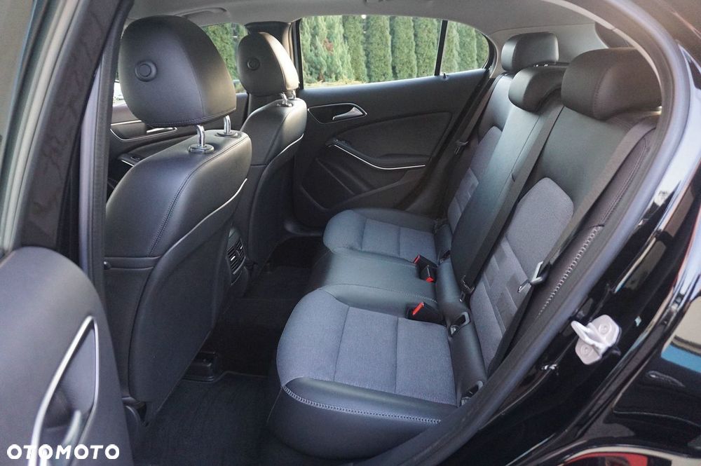 Mercedes-Benz GLA 200 7G-DCT Urban - 17