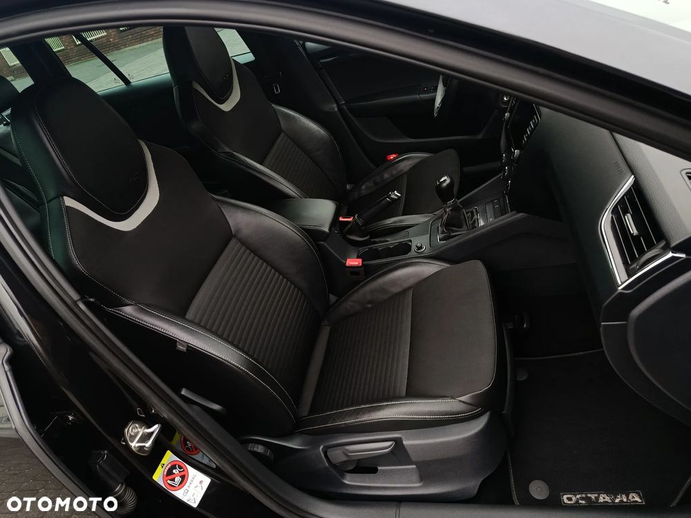 Skoda Octavia Combi 2.0 TDI RS - 25