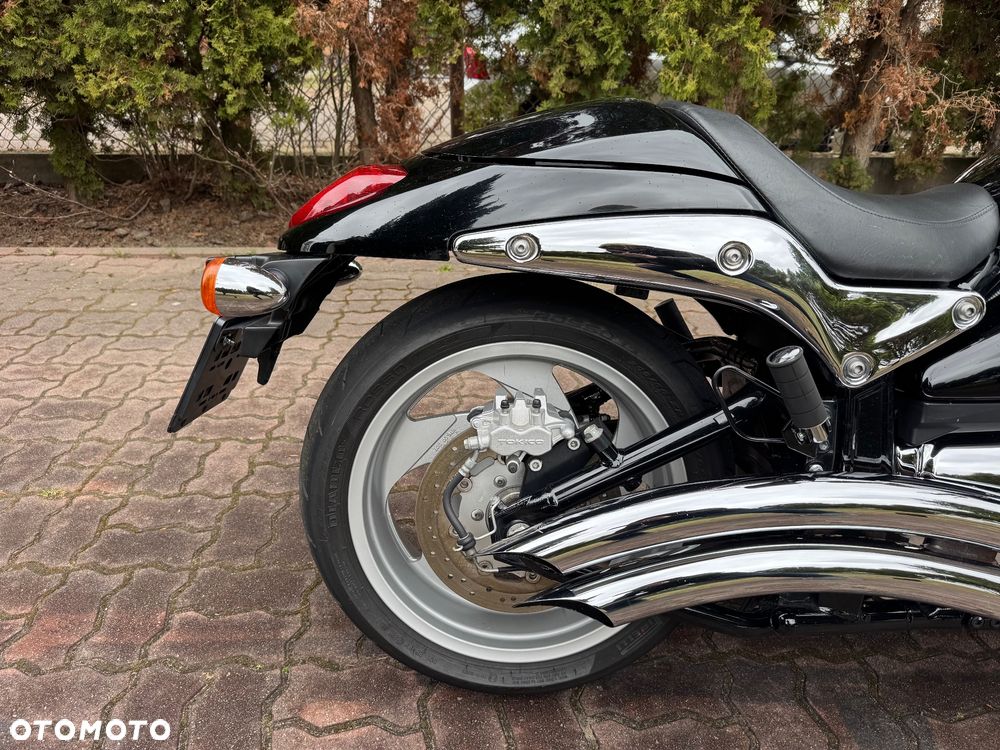 Suzuki Intruder - 11