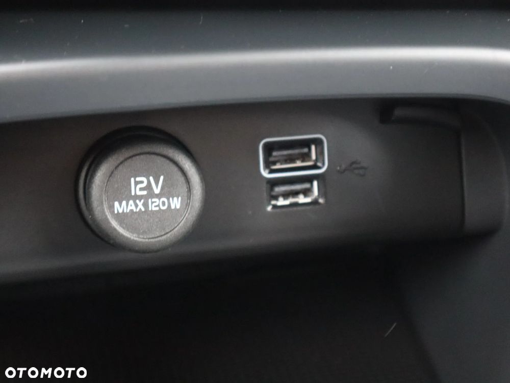 Volvo XC 40 T3 Momentum Pro - 24