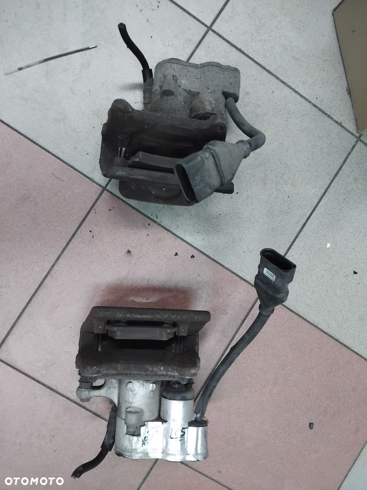 Audi A8 D3 zacisk hamulcowy tył elektyczny   Lewy lub prawy 4 pin - 7