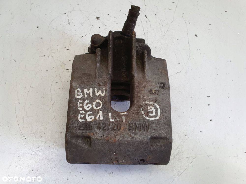 BMW E60 PRZEDNI ZACISK HAMULCOWY lewy przód kierowcy 42/20 - 1