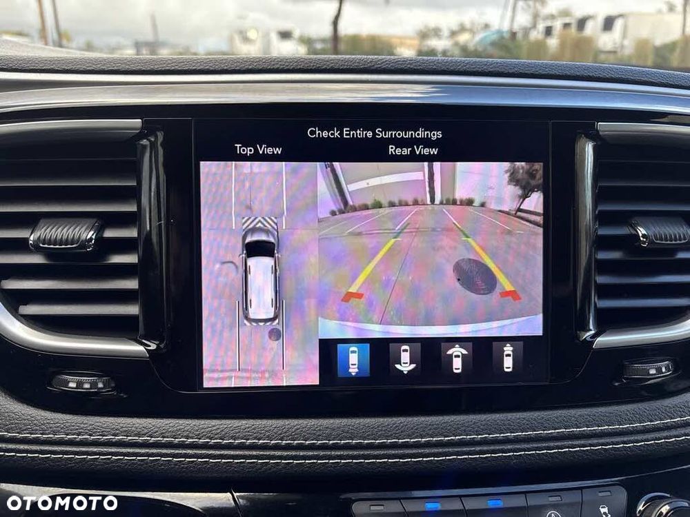 Chrysler Pacifica - 12