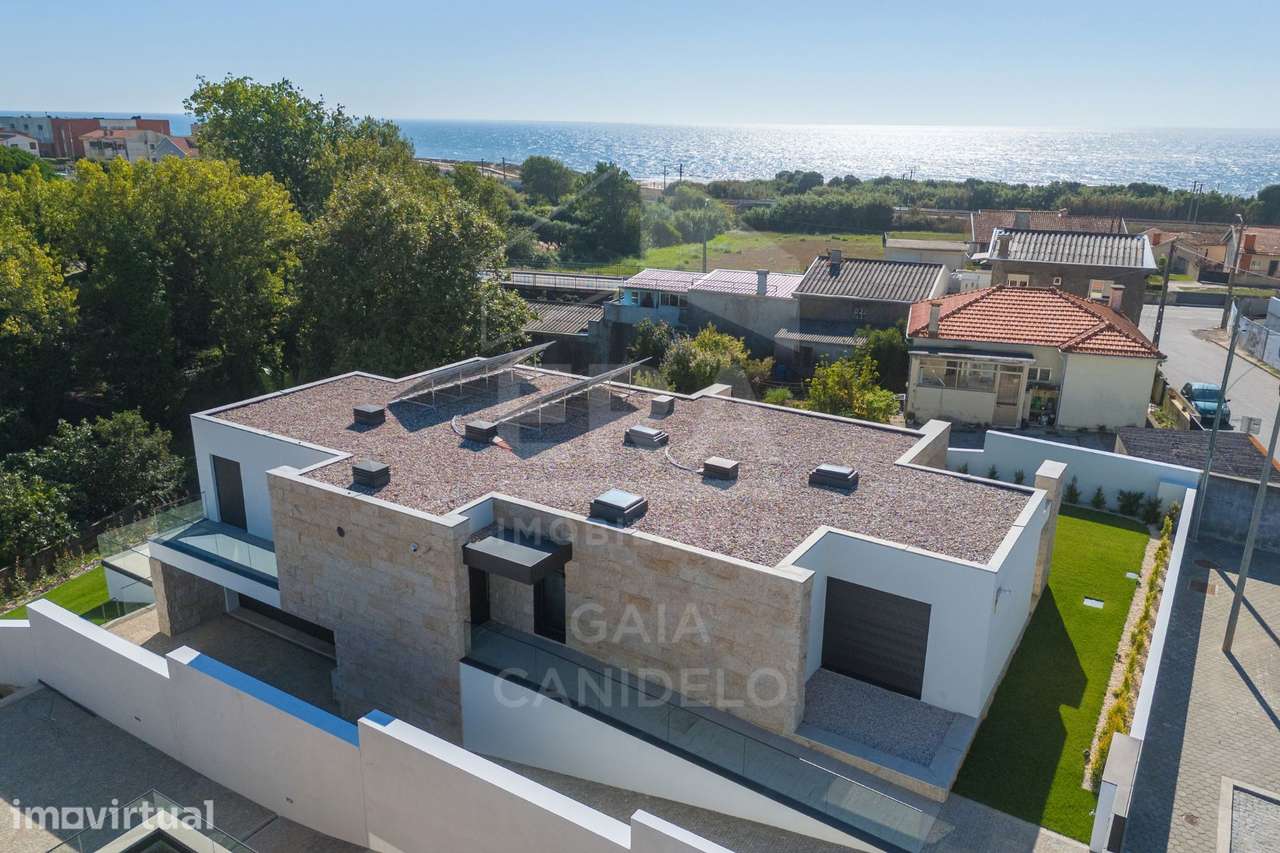 Moradia T4 com piscina e jardim na Granja - Grande imagem: 4/41
