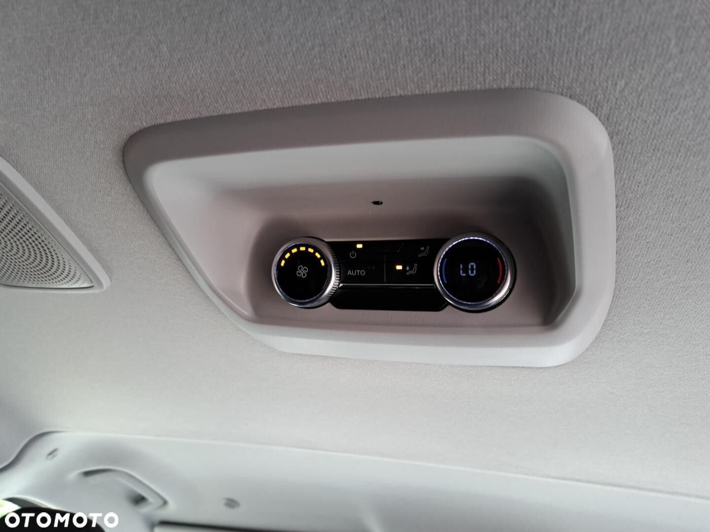 Volkswagen Caravelle - 25
