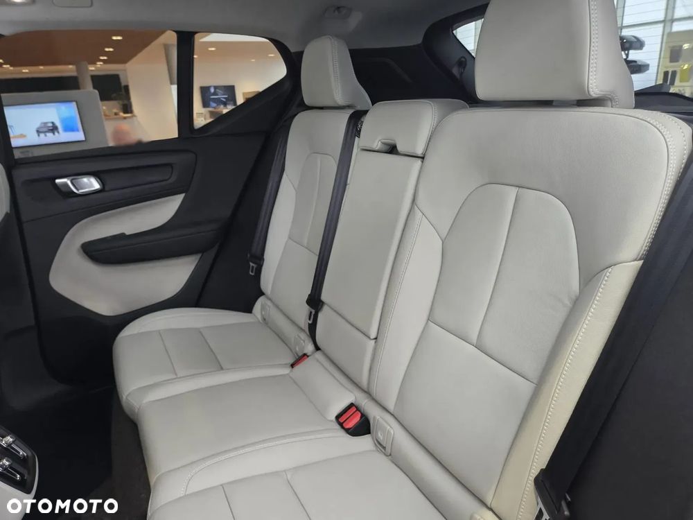 Volvo XC 40 B4 Plus Black Edition - 8