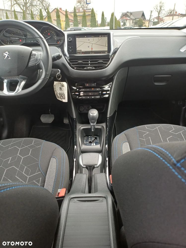 Peugeot 2008 1.2 Pure Tech GPF Signature S&S EAT6 - 22