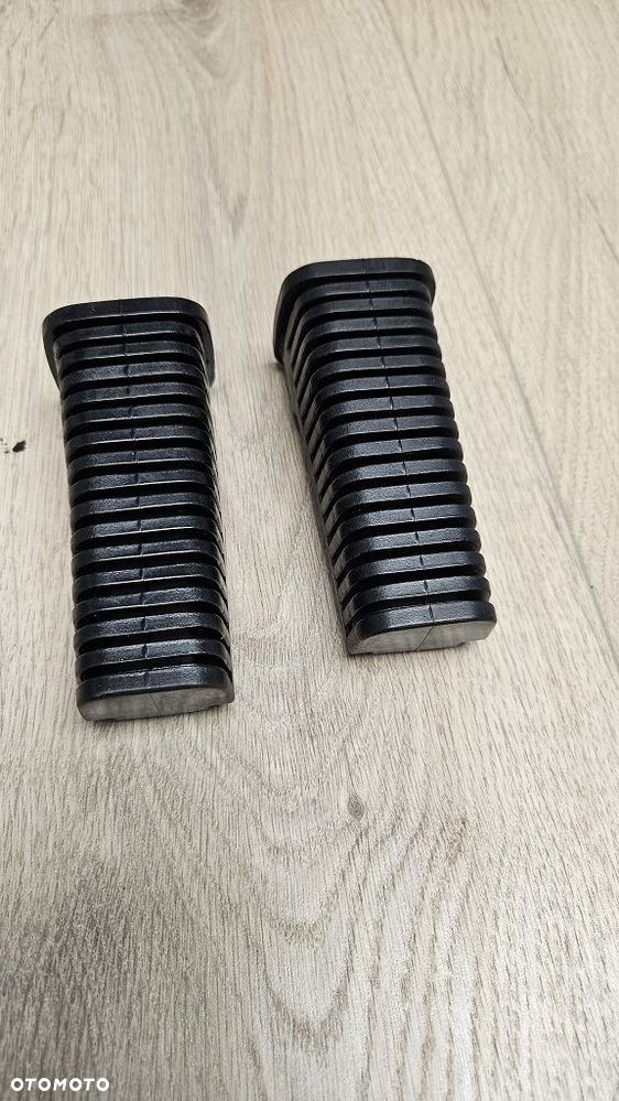 Guma podnóżka kierowcy para Suzuki Intruder 600 700 800 1400  43551-38B00 - 9