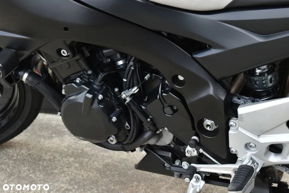 Suzuki GSR - 19
