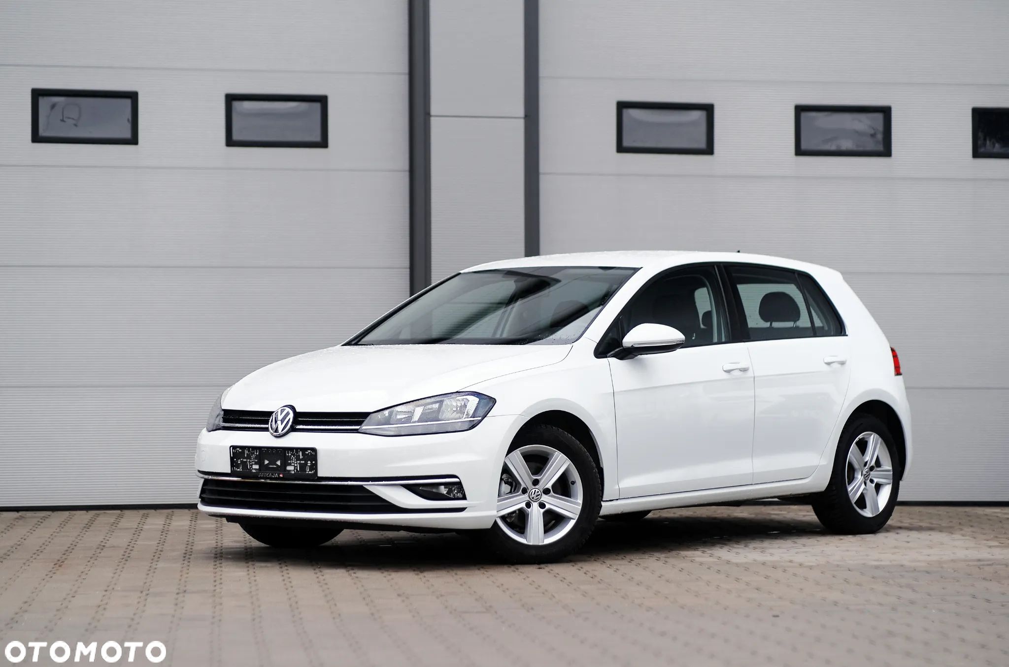 Volkswagen Golf - 1